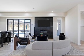 Luxe Modern Escape w/ Pool, Hottub, Firepit, Desert View Obsidian by A