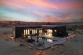 Luxe Modern Escape w/ Pool, Hottub, Firepit, Desert View Obsidian by A