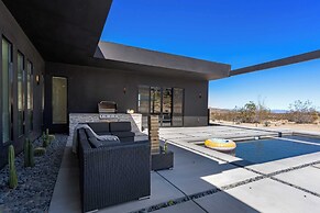 Luxe Modern Escape w/ Pool, Hottub, Firepit, Desert View Obsidian by A