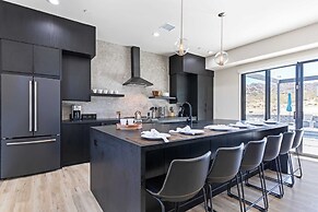 Luxe Modern Escape w/ Pool, Hottub, Firepit, Desert View Obsidian by A