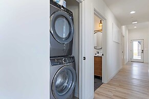 Luxe Modern Escape w/ Pool, Hottub, Firepit, Desert View Obsidian by A