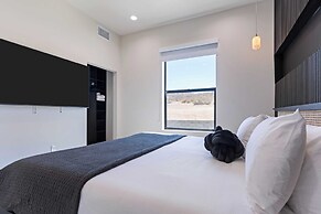 Luxe Modern Escape w/ Pool, Hottub, Firepit, Desert View Obsidian by A