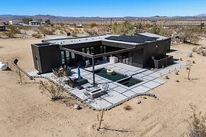 Luxe Modern Escape w/ Pool, Hottub, Firepit, Desert View Obsidian by A