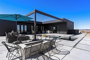 Luxe Modern Escape w/ Pool, Hottub, Firepit, Desert View Obsidian by A
