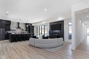 Luxe Modern Escape w/ Pool, Hottub, Firepit, Desert View Obsidian by A