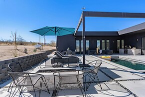 Luxe Modern Escape w/ Pool, Hottub, Firepit, Desert View Obsidian by A