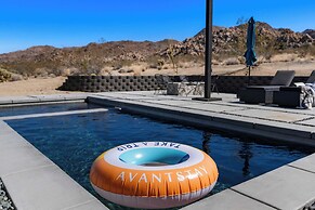 Luxe Modern Escape w/ Pool, Hottub, Firepit, Desert View Obsidian by A