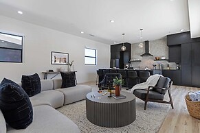 Luxe Modern Escape w/ Pool, Hottub, Firepit, Desert View Obsidian by A