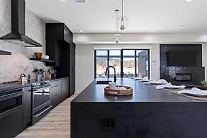 Luxe Modern Escape w/ Pool, Hottub, Firepit, Desert View Obsidian by A