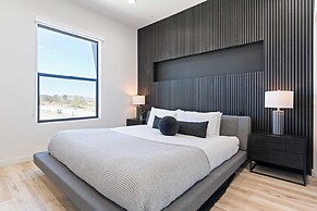 Luxe Modern Escape w/ Pool, Hottub, Firepit, Desert View Obsidian by A