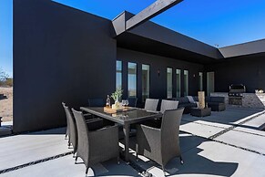 Luxe Modern Escape w/ Pool, Hottub, Firepit, Desert View Obsidian by A