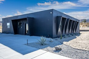 Luxe Modern Escape w Pool Hot Tub Firepit Desert View Lassen by Avants