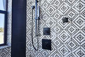 Luxe Modern Escape w Pool Hot Tub Firepit Desert View Lassen by Avants