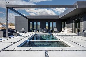 Luxe Modern Escape w Pool Hot Tub Firepit Desert View Lassen by Avants