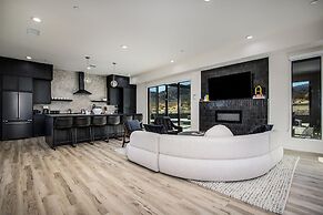 Luxe Modern Escape w Pool Hot Tub Firepit Desert View Lassen by Avants