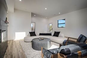 Luxe Modern Escape w Pool Hot Tub Firepit Desert View Lassen by Avants