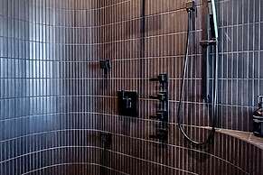 Luxe Modern Escape w Pool Hot Tub Firepit Desert View Lassen by Avants