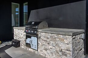 Luxe Modern Escape w Pool Hot Tub Firepit Desert View Lassen by Avants