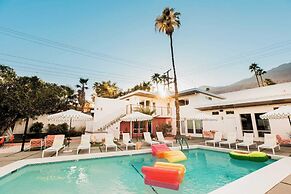 2 Rooms, Sleeps 8 Retro Hotel w/ Pool Wesley King Studio Buyout by Ava