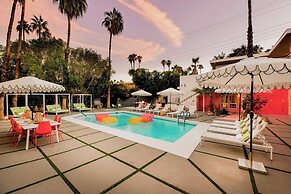 2 Rooms, Sleeps 8 Retro Hotel w/ Pool Wesley King Studio Buyout by Ava