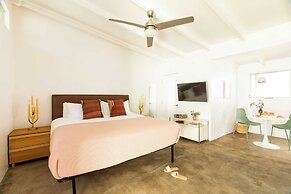 2 Rooms, Sleeps 8 Retro Hotel w/ Pool Wesley King Studio Buyout by Ava