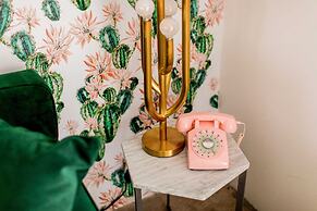 2 Rooms, Sleeps 8 Retro Hotel w/ Pool Wesley King Studio Buyout by Ava