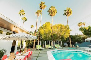 2 Rooms, Sleeps 8 Retro Hotel w/ Pool Wesley King Studio Buyout by Ava