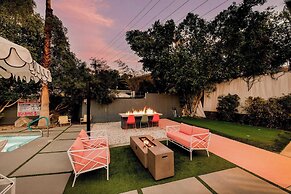 2 Rooms, Sleeps 8 Retro Hotel w/ Pool Wesley King Studio Buyout by Ava