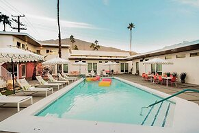 2 Rooms, Sleeps 8 Retro Hotel w/ Pool Wesley King Studio Buyout by Ava