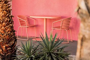 2 Rooms, Sleeps 8 Retro Hotel w/ Pool Wesley King Studio Buyout by Ava