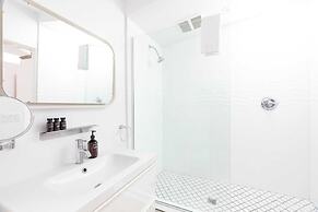 2 Rooms, Sleeps 8 Retro Hotel w/ Pool Wesley King Studio Buyout by Ava