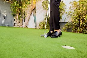 2 Rooms, Sleeps 8 Retro Hotel w/ Pool Wesley King Studio Buyout by Ava