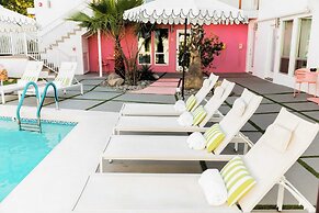 2 Rooms, Sleeps 8 Retro Hotel w/ Pool Wesley King Studio Buyout by Ava