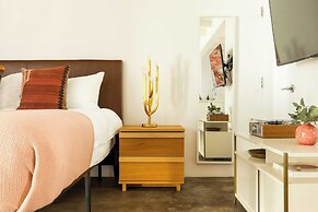 2 Rooms, Sleeps 8 Retro Hotel w/ Pool Wesley King Studio Buyout by Ava