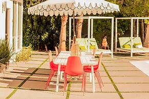 2 Rooms, Sleeps 8 Retro Hotel w/ Pool Wesley King Studio Buyout by Ava