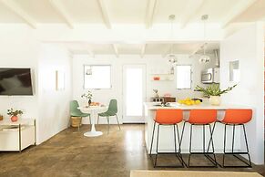 2 Rooms, Sleeps 8 Retro Hotel w/ Pool Wesley King Studio Buyout by Ava