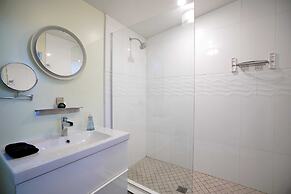 2 Rooms, Sleeps 8 Retro Hotel w/ Pool Wesley King Studio Buyout by Ava