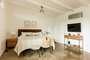 2 Rooms, Sleeps 8 Retro Hotel w/ Pool Wesley King Studio Buyout by Ava