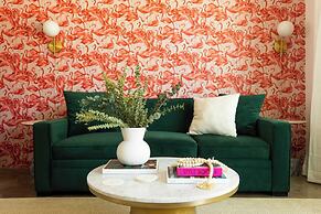 2 Rooms, Sleeps 8 Retro Hotel w/ Pool Wesley King Studio Buyout by Ava