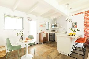 2 Rooms, Sleeps 8 Retro Hotel w/ Pool Wesley King Studio Buyout by Ava