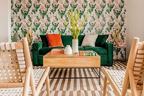 2 Rooms, Sleeps 8 Retro Hotel w/ Pool Wesley King Studio Buyout by Ava