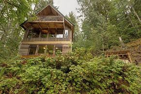 A 3 Story, 3 Bedroom Traditional Rustic Ski and Hiking Chalet