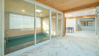 Gyeongju Poseokjeong Hanok Pool Villa