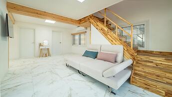 Gyeongju Poseokjeong Hanok Pool Villa