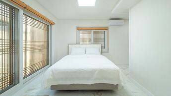 Gyeongju Poseokjeong Hanok Pool Villa