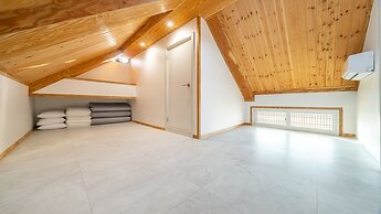 Gyeongju Poseokjeong Hanok Pool Villa