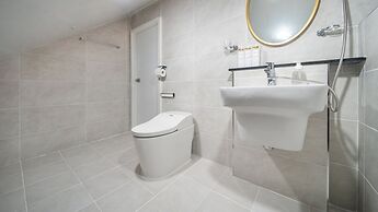 Gyeongju Poseokjeong Hanok Pool Villa