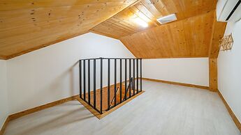 Gyeongju Poseokjeong Hanok Pool Villa