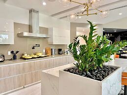 @ Marbella Lane - Enchanted Garden & Pool Hideaway