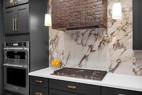 @marbella Lane - Stylish Dream Home in RMV w/ Pool